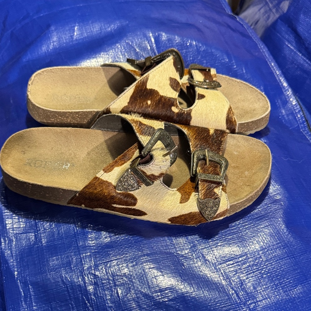 Roper Brown and White Cowhide Buckle Slide Sandals